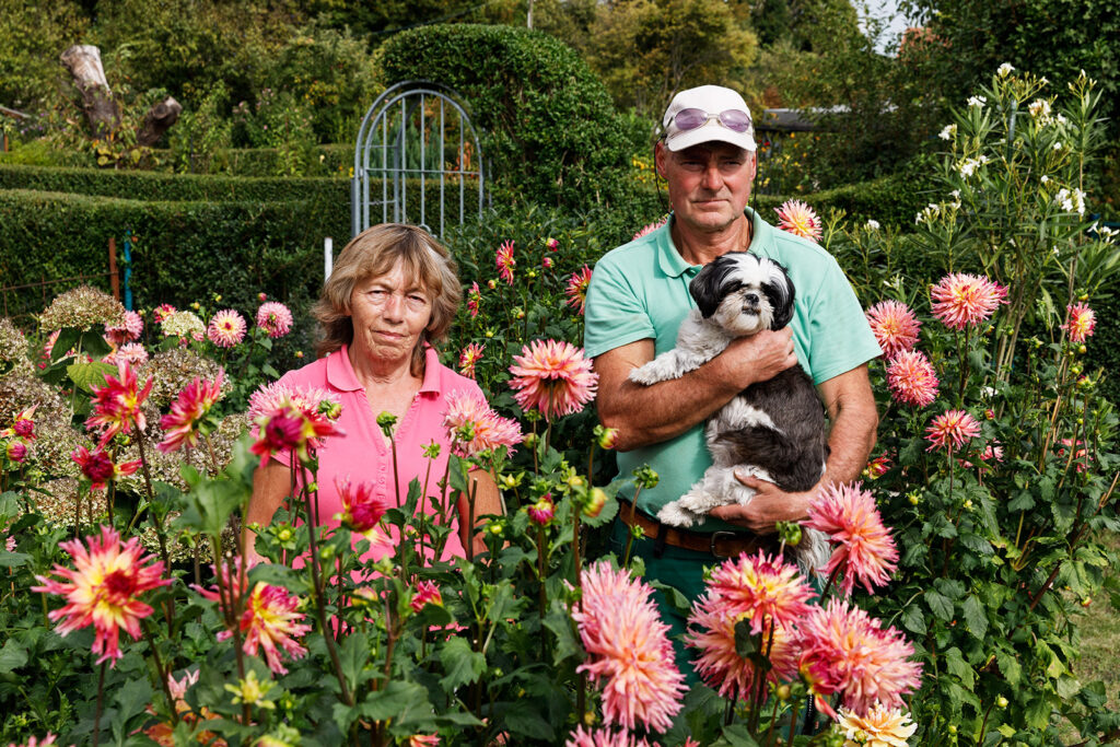 Martin Parr, Germany, Düsseldorf, KGV Am Schwarzen Weg. Ursula a Wolfgang Opitz s psom Lina, 2018 – dokumentárny pohľad na každodenný život s typickým Parr-ovým humorom a farebnou intenzitou.
