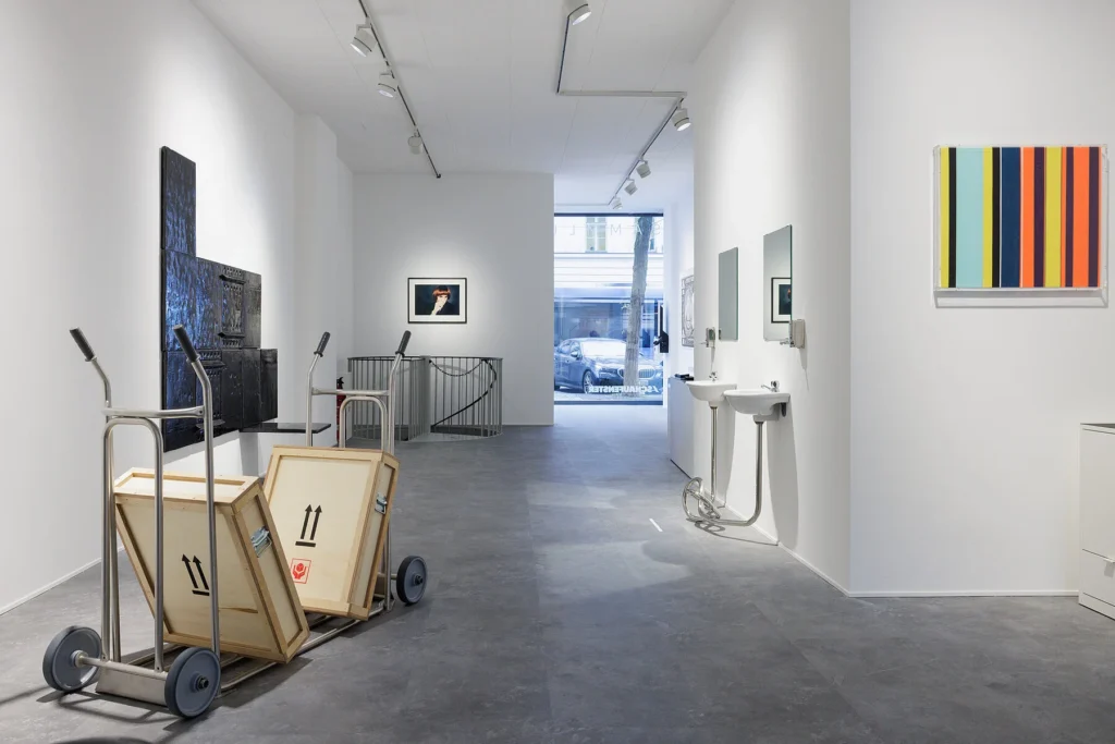 Hlavná inštalácia Elmgreen & Dragset: Handle with Care, Sammlung Goetz, Mníchov