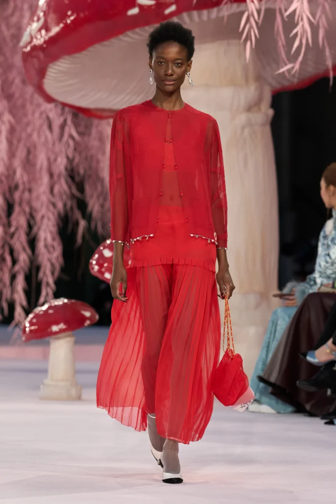 Fotografia z prehliadky Chanel SS 2026, kde Matthieu Blazy predstavuje couture kolekciu spájajúcu tradičné kódy Chanel s fantáziou a kultúrou.