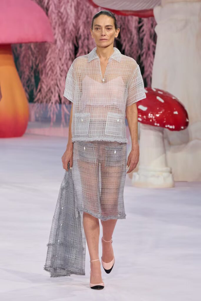 Fotografia z prehliadky Chanel SS 2026, kde Matthieu Blazy predstavuje couture kolekciu spájajúcu tradičné kódy Chanel s fantáziou a kultúrou.