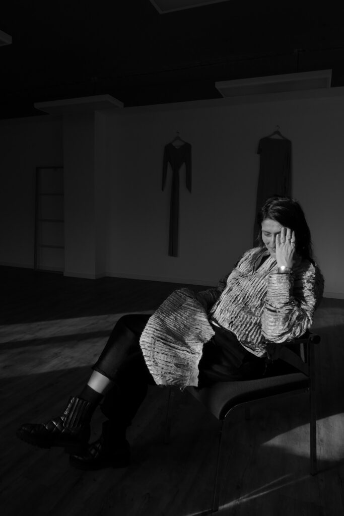Ateliér Márie Štranekovej v Bratislave – priestor, kde vznikajú minimalistické a ekologické odevy značky Mayamay.