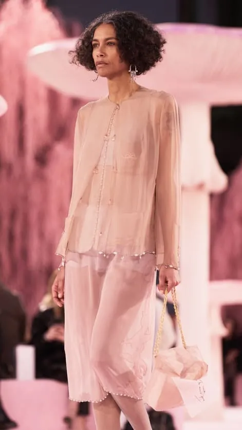 Fotografia z prehliadky Chanel SS 2026, kde Matthieu Blazy predstavuje couture kolekciu spájajúcu tradičné kódy Chanel s fantáziou a kultúrou.