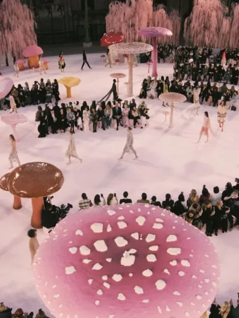 Fotografia z prehliadky Chanel SS 2026, kde Matthieu Blazy predstavuje couture kolekciu spájajúcu tradičné kódy Chanel s fantáziou a kultúrou.