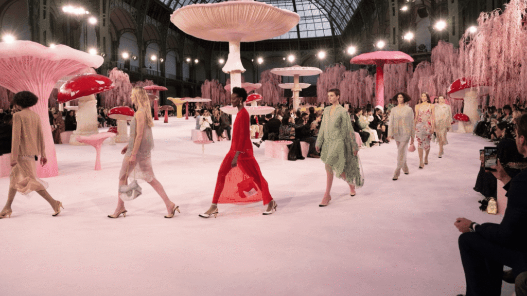 Fotografie z prehliadky Chanel SS 2026, kde Matthieu Blazy predstavuje couture kolekciu spájajúcu tradičné kódy Chanel s fantáziou a kultúrou.