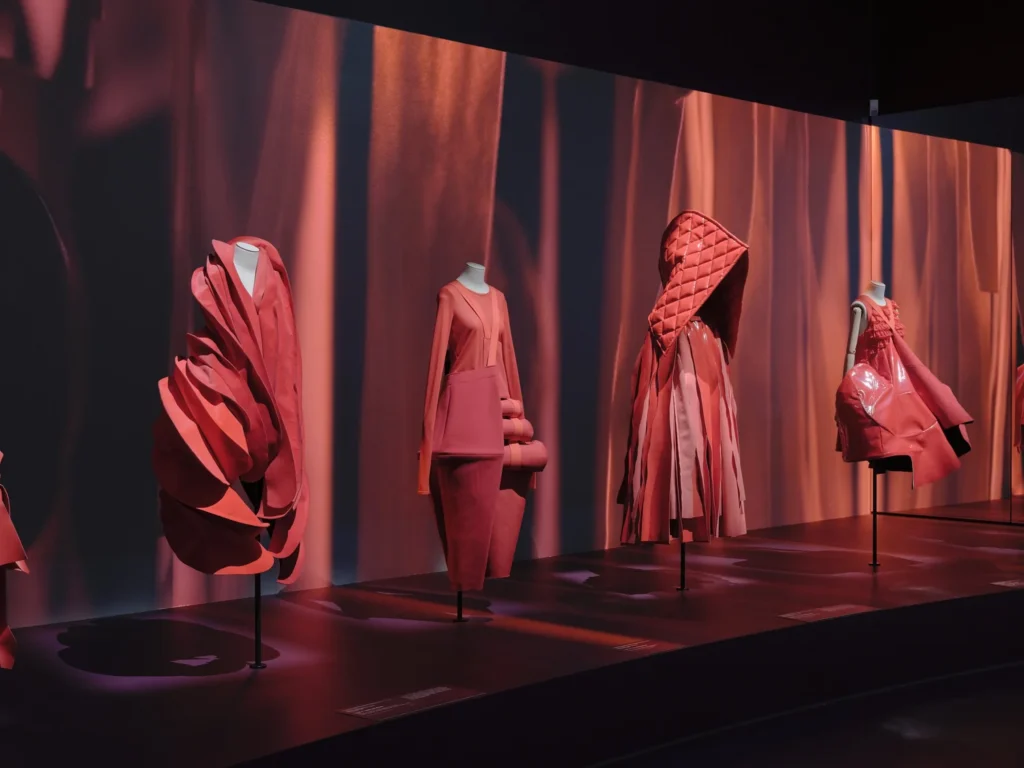 Vivienne Westwood, Rei Kawakubo a Sean Fennessy pózujú v experimentálnom módnom štýle – foto Sean Fennessy
