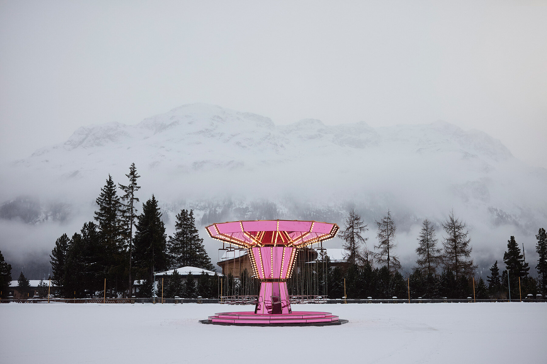 Carsten Höller a Pink Mirror Carousel: umelecká inštalácia v Kulm Hotel St. Moritz