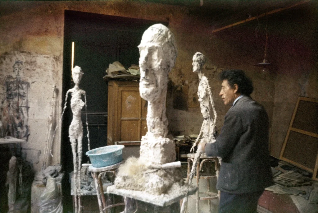 Alberto Giacometti vo svojom ateliéri v Paríži v roku 1958.