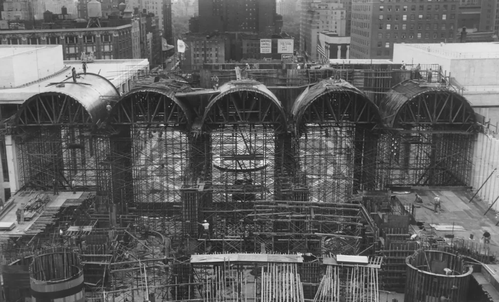 Architektonický komplex Lincoln Center s modernistickou fasádou a veľkorysými rozmermi budovy.