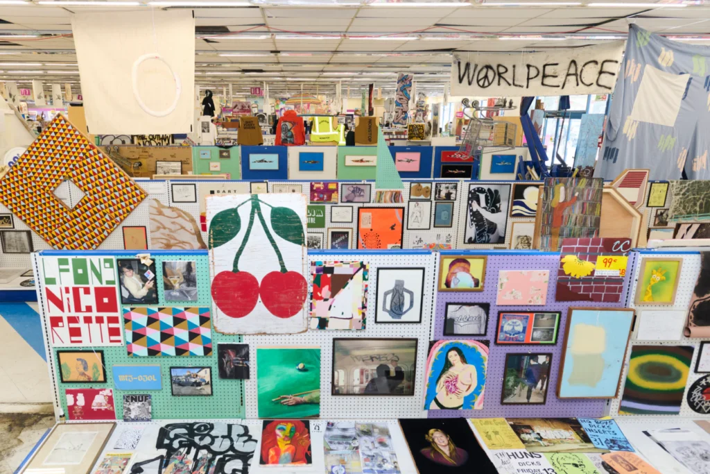 Výstava 99CENT v bývalom obchode na Wilshire Boulevard počas Art Week Los Angeles 2026