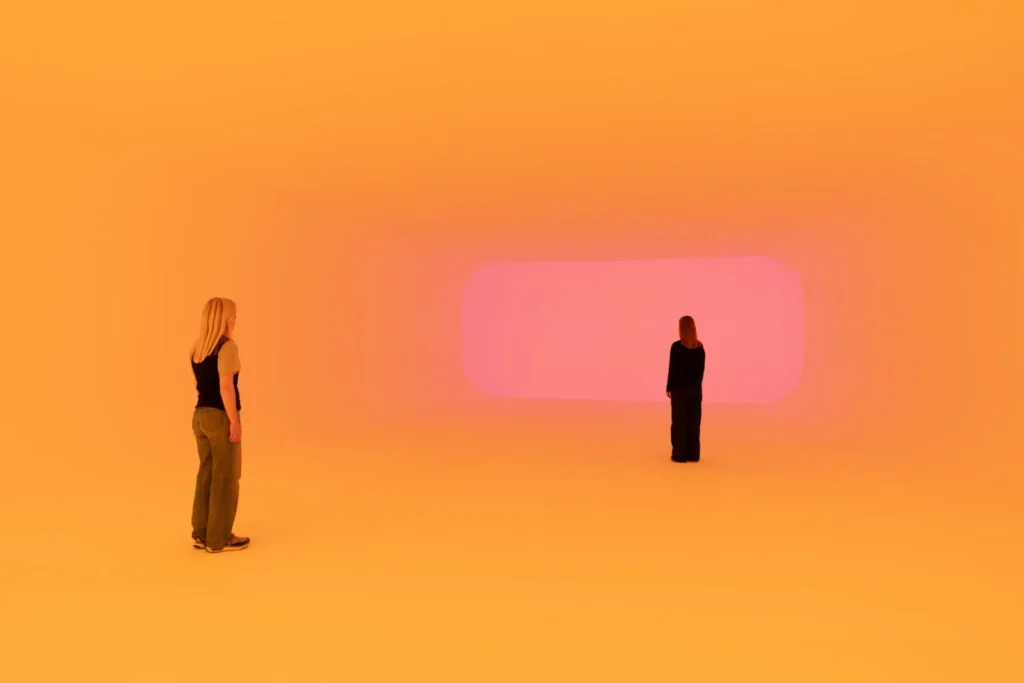 James Turrell – Aftershock v Copenhagen Contemporary: svetelné pásy menia priestor a vytvárajú hlbokú vizuálnu a priestorovú skúsenosť.