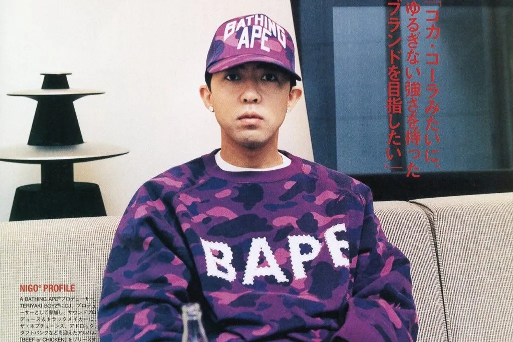 NIGO v tričku značky A Bathing Ape s nápisom "THE BEST APPROACH IS HEAD ON THE MOST IMPORTANT"