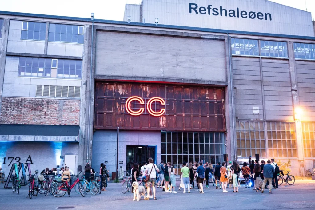Interiér expozície v Copenhagen Contemporary – veľkorozmerná súčasná inštalácia v industriálnom priestore Kodane.