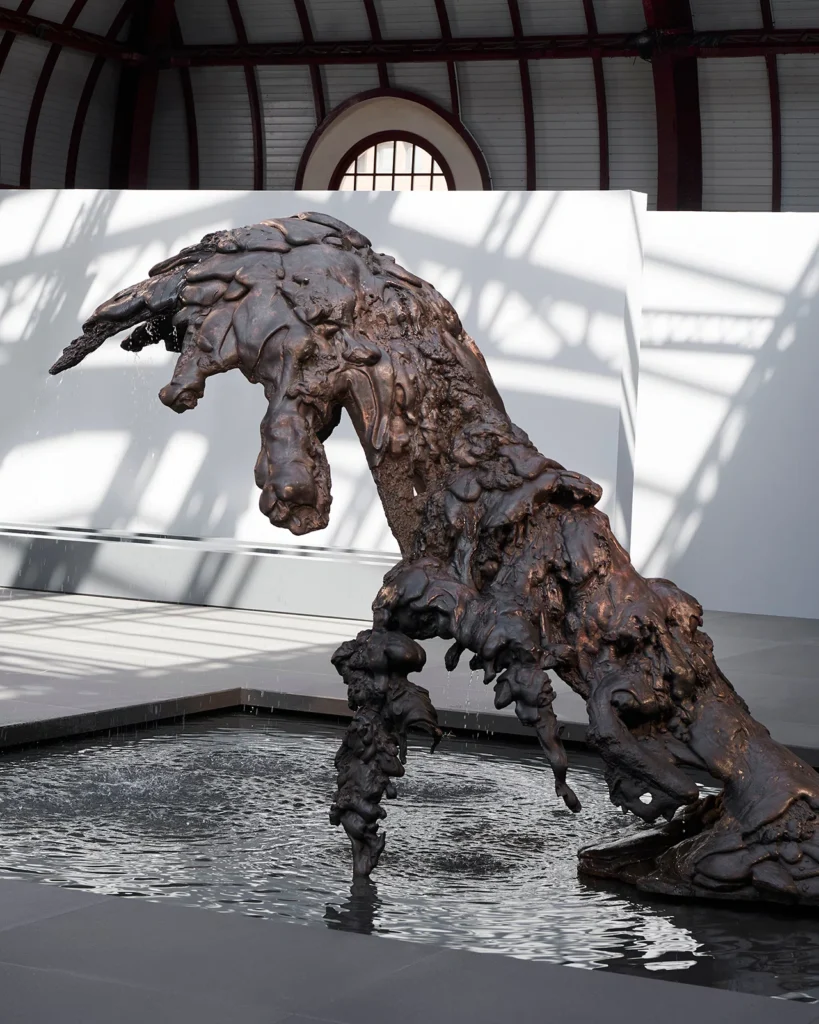 Lynda Benglis, Crescendo (1983–1984 / 2014–2015) na prehliadke Loewe SS24 Menswear, Paríž 2023