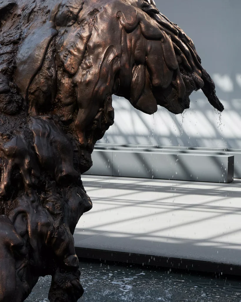 Fotografia z prehliadky Loewe SS24 Menswear v Paríži s dielom Lynda Benglis, Crescendo, 1983–2015