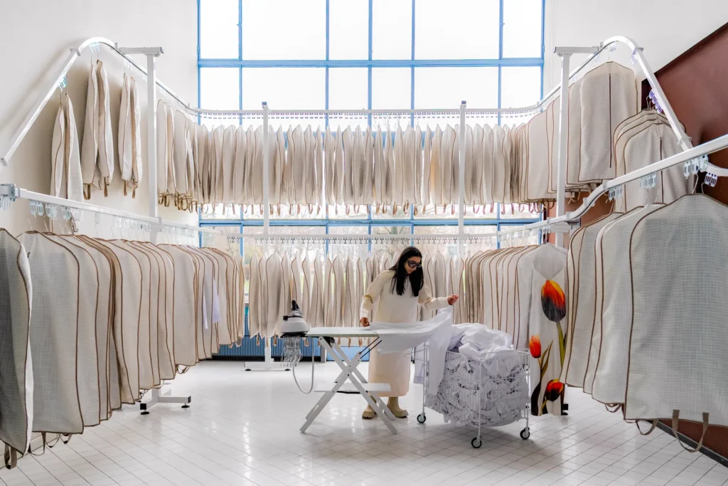 Inštalácia a performance Wardrobe od Chalisée Naamani v Padiglione de l’Esprit Nouveau, Arte Fiera Bologna 2026