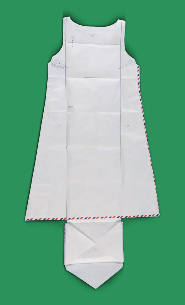 „Airmail“ šaty z materiálu Tyvek® od Husseina Chalayana z roku 1999, Spojené kráľovstvo.
