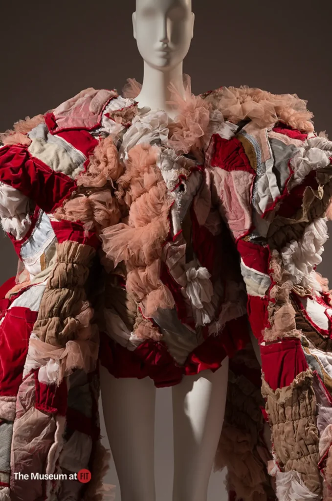 Patchwork bodysuit s predĺženými a prehnane zväčšenými rukávmi od Comme des Garçons, jar 2018, Japonsko.