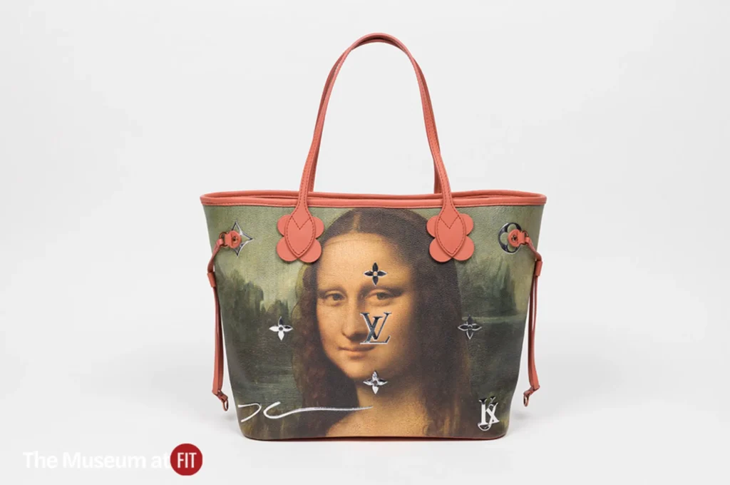 Vinylová kabelka Louis Vuitton z roku 2017 vytvorená v spolupráci s Jeffom Koonsom, s reprodukciou obrazu Mona Lisa od Leonarda da Vinci.
