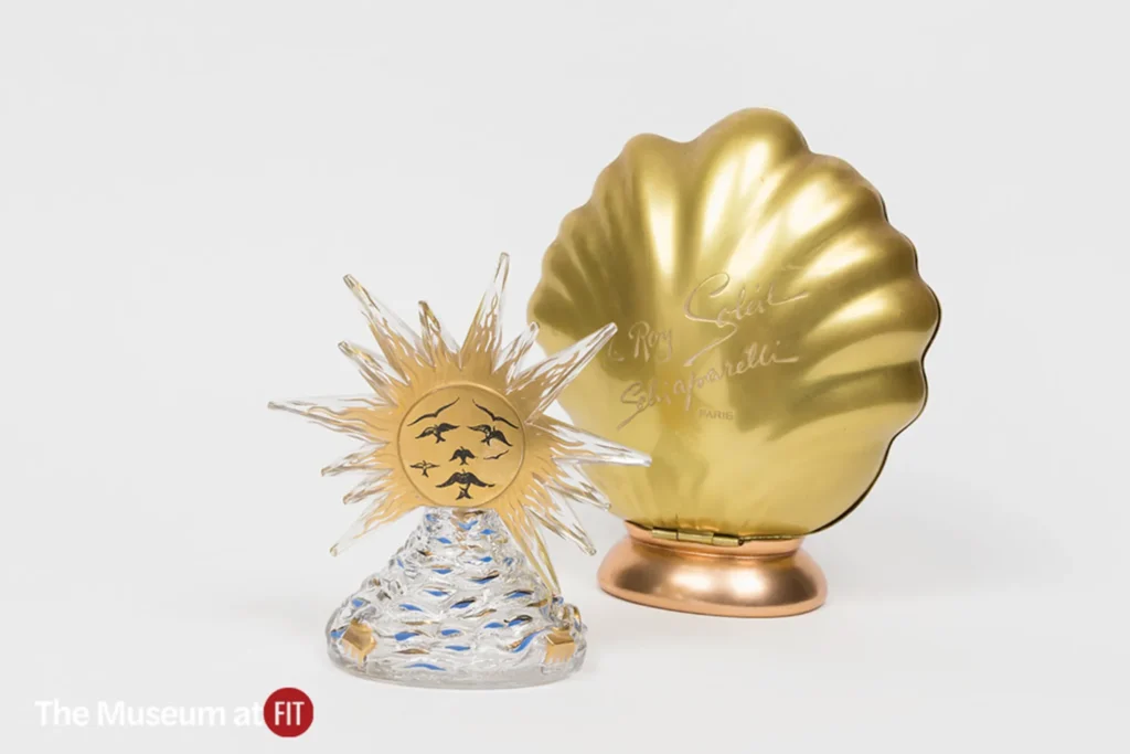Sklenený parfumový flakón Le Roy Soleil z roku 1946 navrhnutý Salvadorom Dalím pre Elsa Schiaparelli a Baccarat.