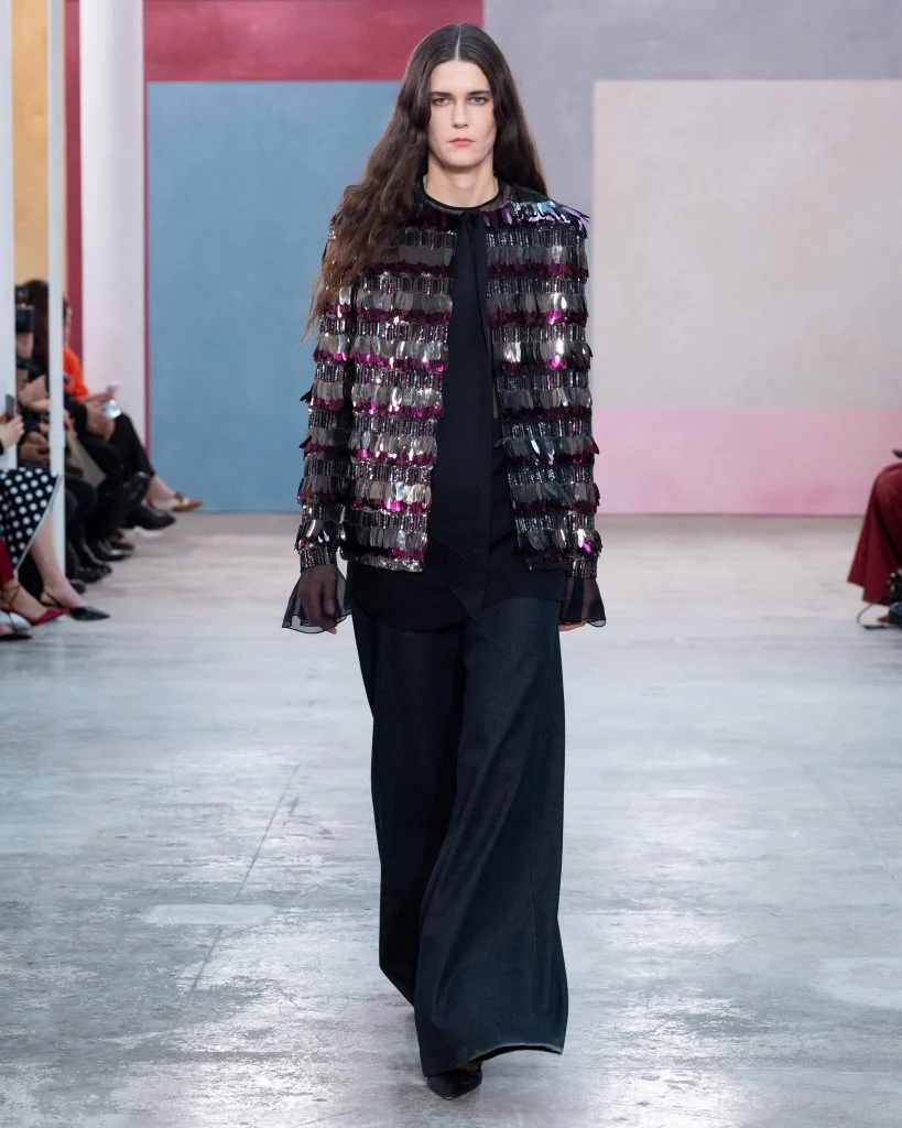 Eliza Douglas na móle Carolina Herrera Fall 2026