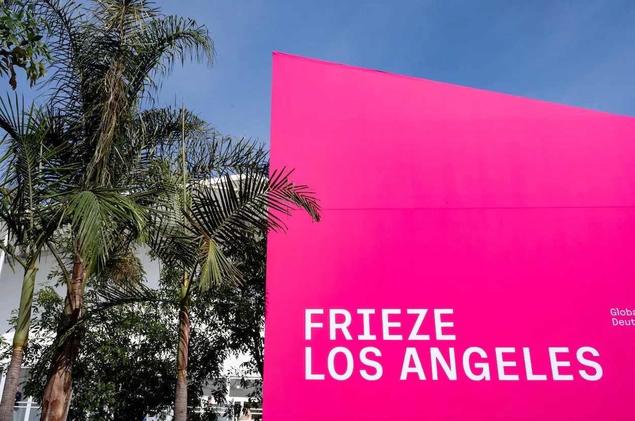 Frieze Los Angeles 2026 - súčasný veľtrh umenia na Santa Monica Airport