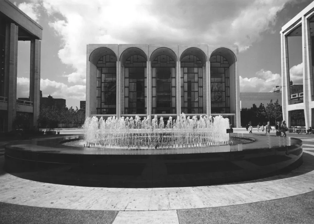 Stavba Lincoln Center v New Yorku v 60. rokoch, s viditeľnými konštrukčnými prvkami a prvými budovami kultúrneho komplexu.