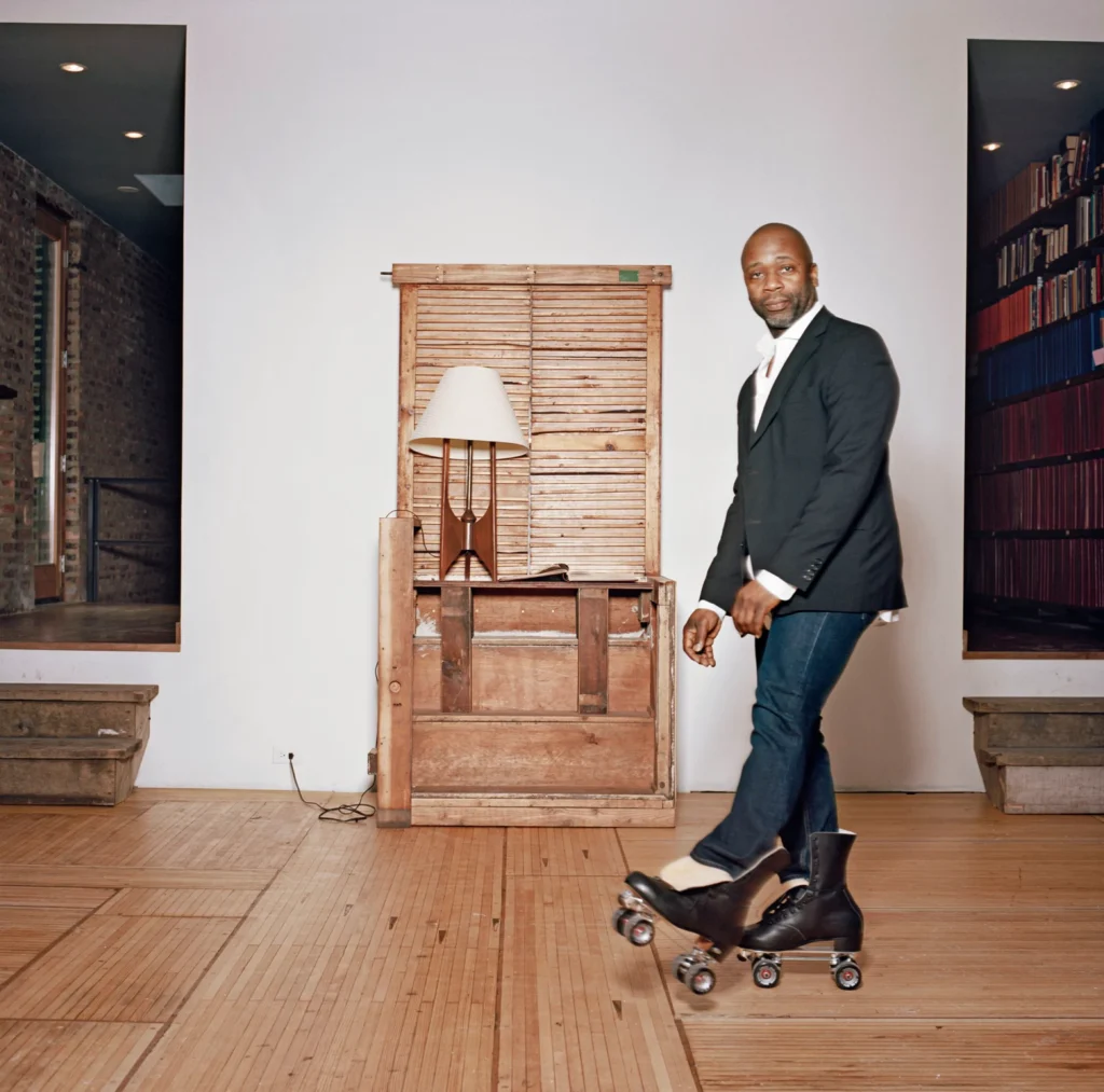 Theaster Gates stojí v rekonštruovanom industriálnom priestore v Chicagu, 2014
