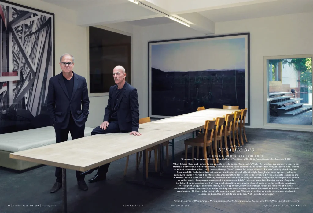 Jacques Herzog (vľavo) a Pierre de Meuron (vpravo) vo svojej kancelárii v Bazileji, za nimi diela z ich art kolekcie, Vanity Fair 2013