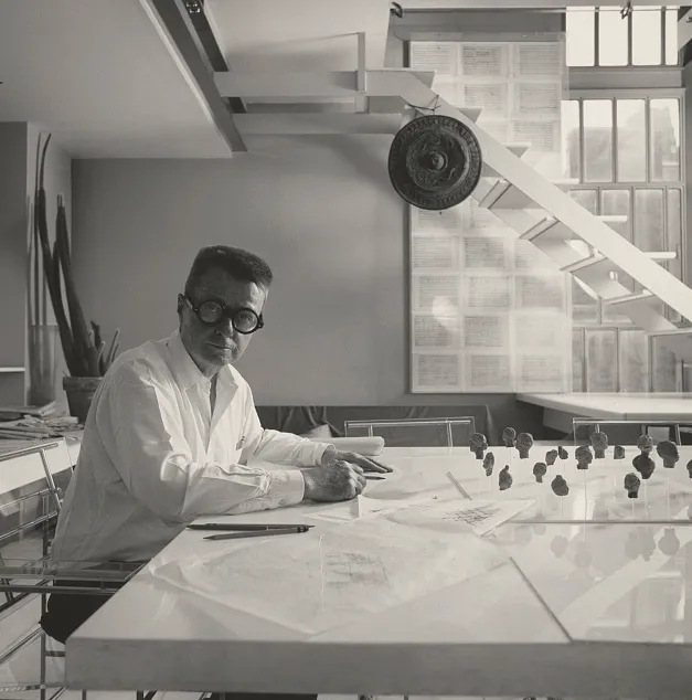 Banner výstavy Materialized Space: The Architecture of Paul Rudolph v Metropolitan Museum of Art, 2024