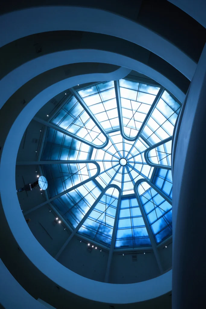 Guggenheim oculus odrážaný v zrkadlovom disku v sochárskej inštalácii Carol Bove