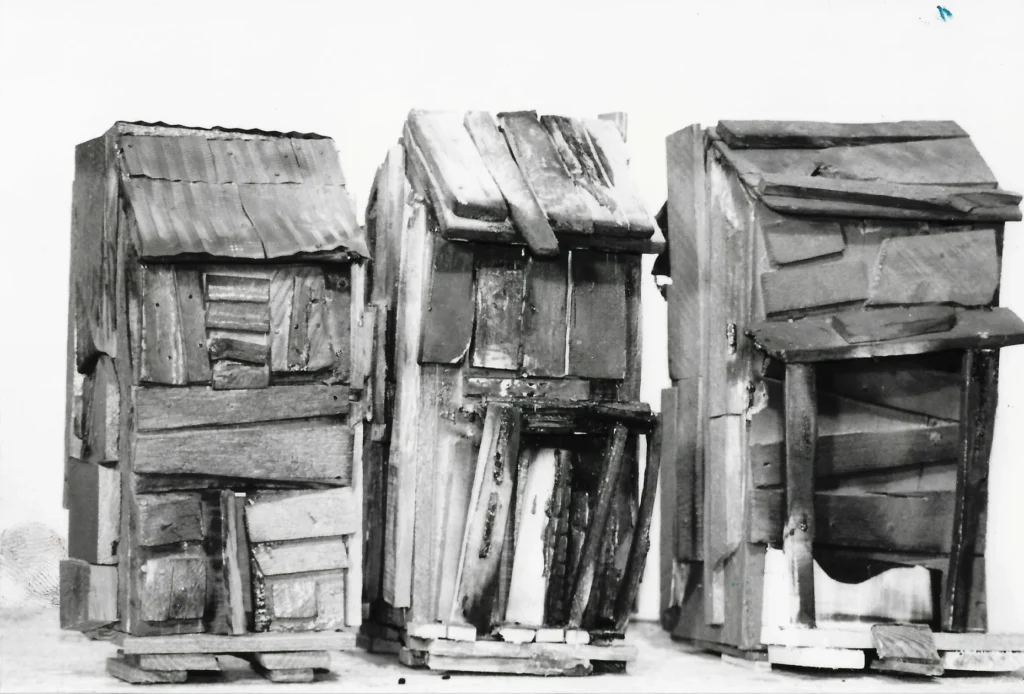 Umelecká tlač Three Families (A Memorial Piece with Scars) z roku 1989 od Beverly Buchanan.