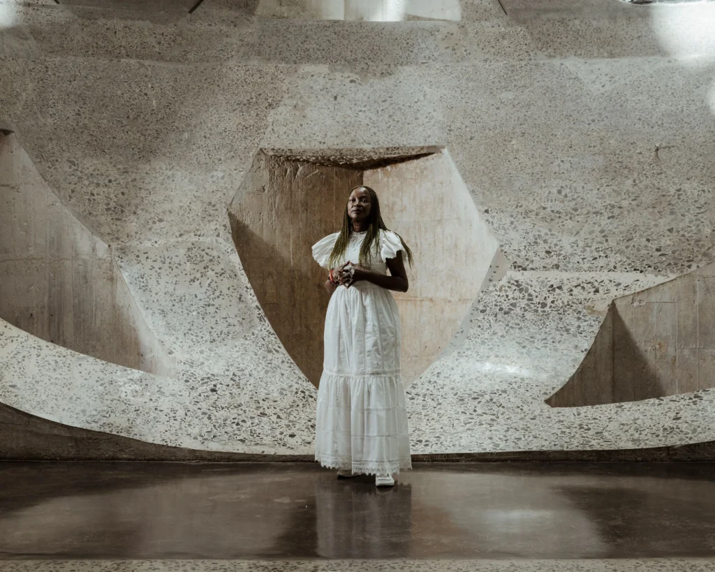 Portrét kurátorky Koyo Kouoh, riaditeľky Zeitz MOCAA a kurátorky Venice Biennale 2026.
