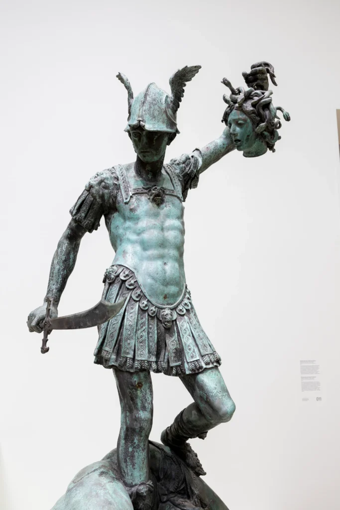 Socha „Perseus s hlavou Medúzy“ vystavená vo výstave Metamorfózy v Rijksmuseum Amsterdam.