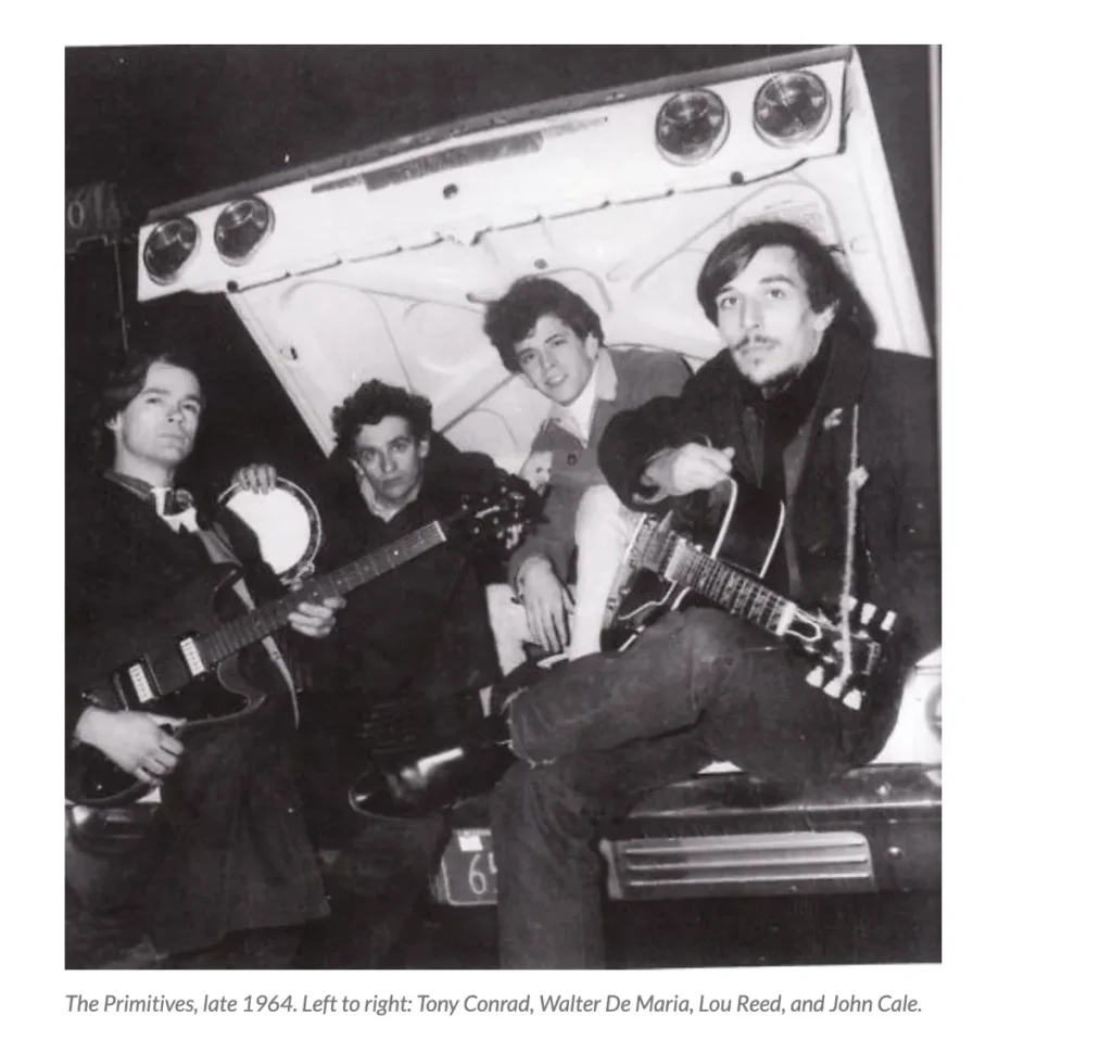Čiernobiela fotografia kapely The Primitives z roku 1964 — zľava Tony Conrad, Walter De Maria, Lou Reed a John Cale
