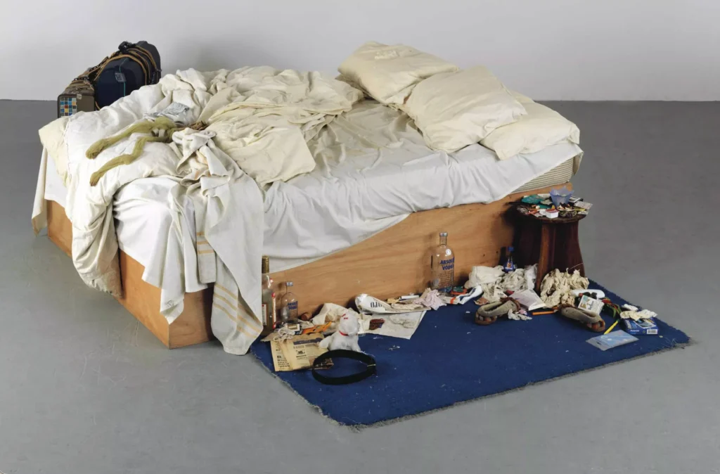 Tracey Emin My Bed 1998 inštalácia nemakeupnutá posteľ s použitými predmetmi Tate Britain Londýn