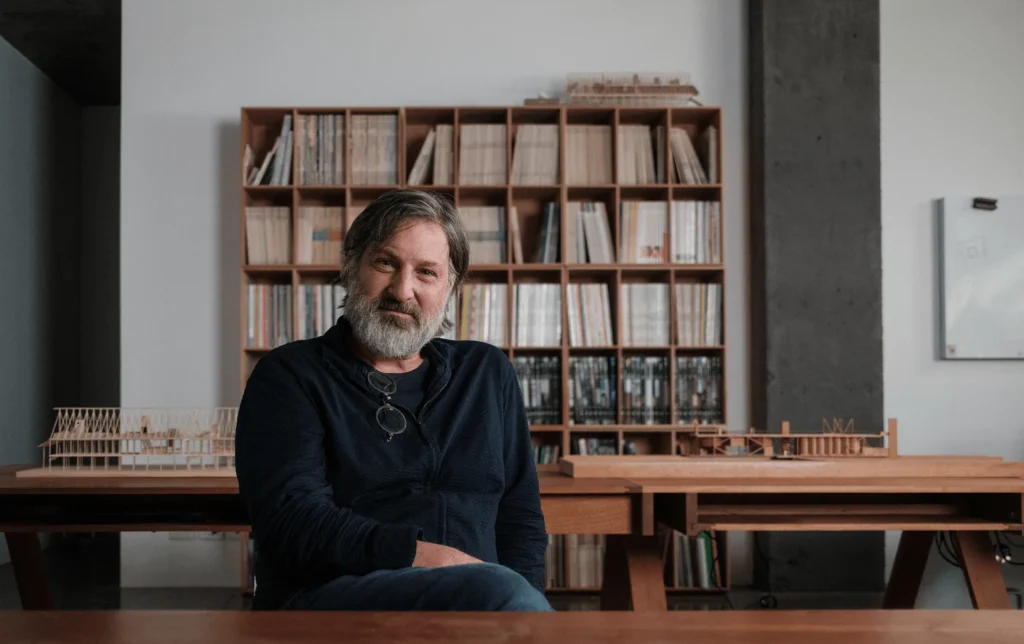 Portrét Smiljana Radića Clarka, laureáta Pritzker Architecture Prize 2026, chilský architekt.