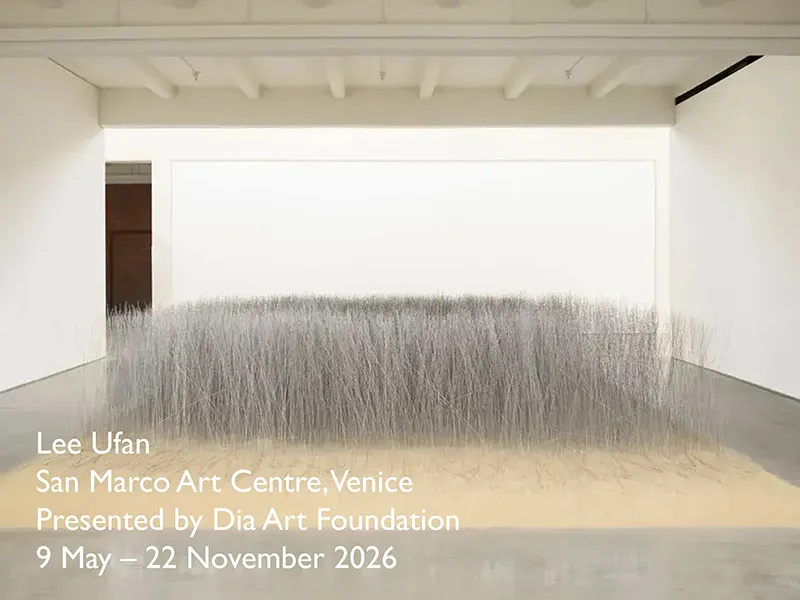 Lee Ufan, site-specific inštalácia, San Marco Art Centre, Venice Biennale 2026. Hustá plocha tenkých kovových tyčí zasadená do piesku v bielom galerijnom priestore.
