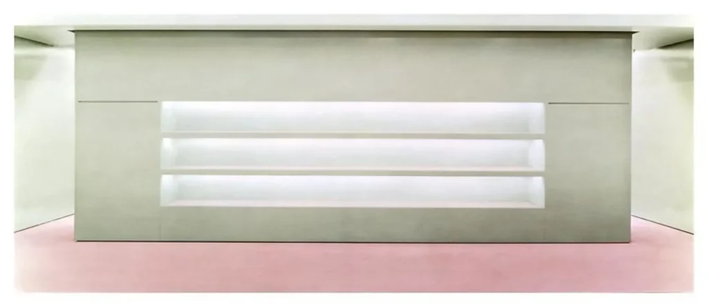 Andreas Gursky, Prada II, 1997, C-print, minimalistický interiér Prada butiku s bielymi policami a ružovou podlahou, 165 x 315 cm