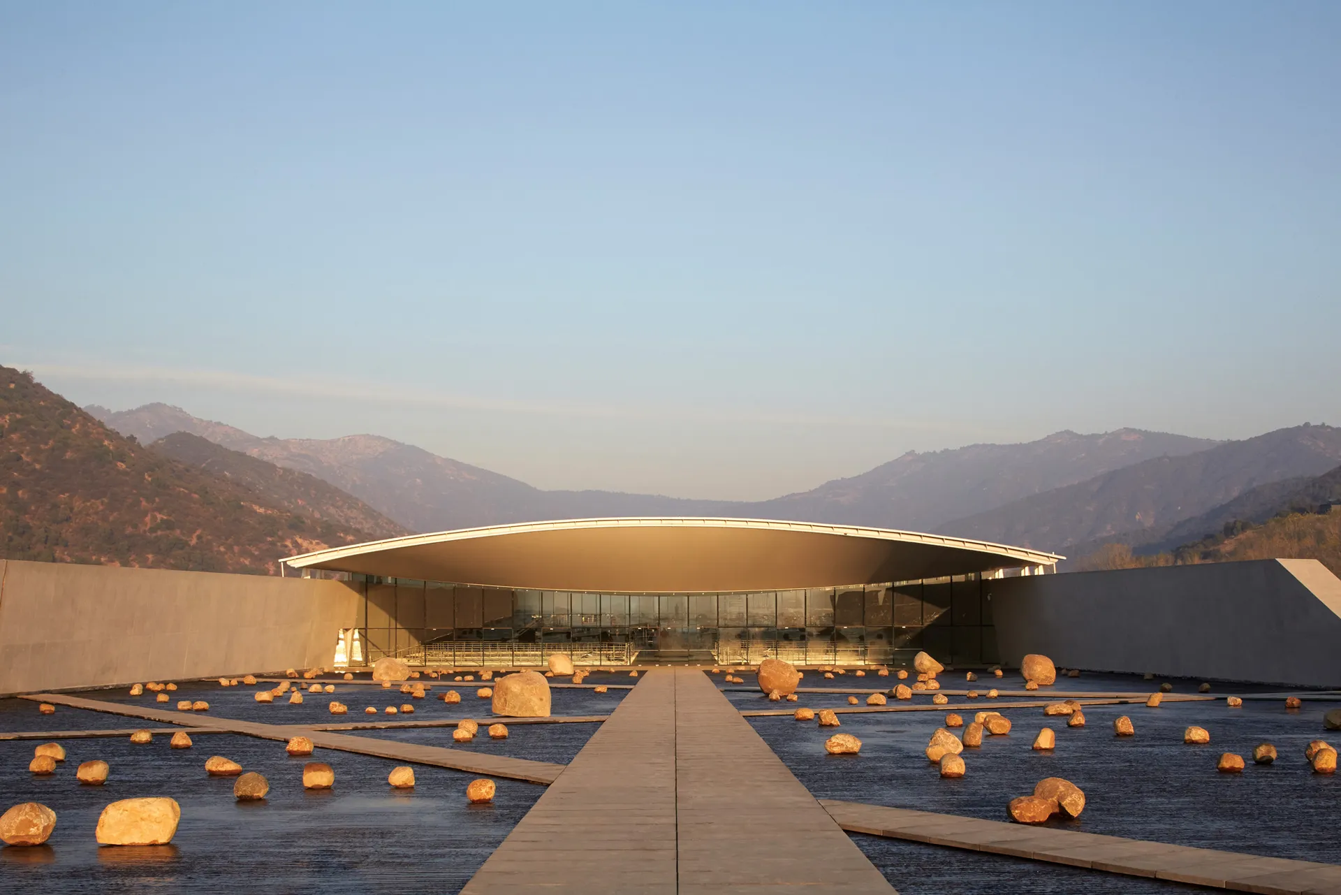 Vik Millahue Winery, Smiljan Radić Clarke, Millahue, Chile – Pritzker Architecture Prize 2026. Exteriér vínnej pivnice zasadenej do krajiny čilského vidieka.