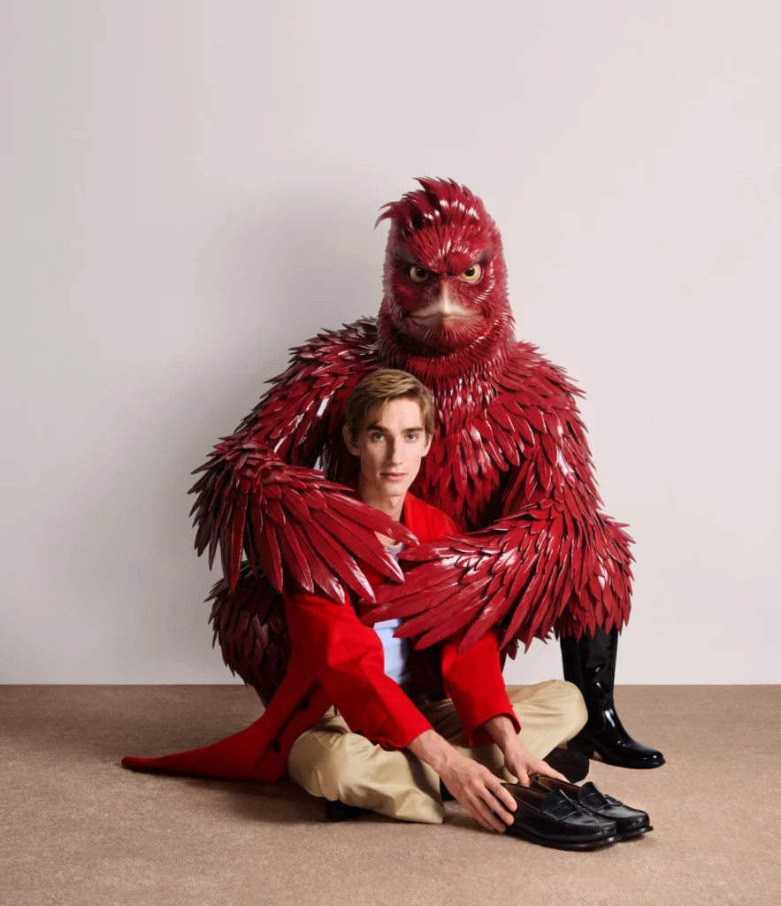 Prada SS26 kampaň, Levon Hawke s digitálnym červeným vtákom, Jordan Wolfson, foto Oliver Hadlee Pearch