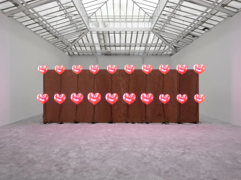 ordan Wolfson, ARTISTS FRIENDS RACISTS, 2019-2020, holografické displeje, inštalačný pohľad, David Zwirner