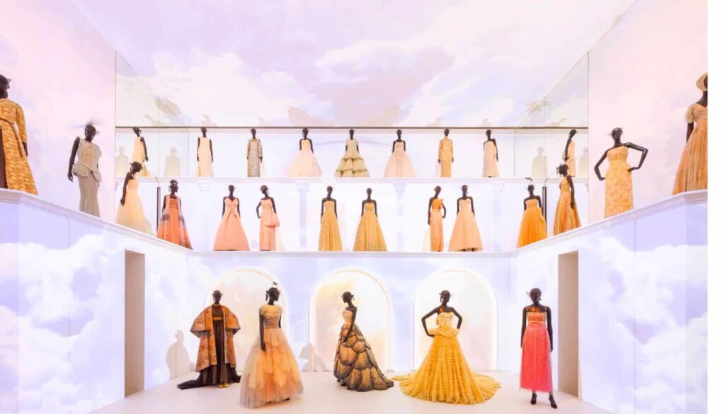 Inštalácia výstavy v Paríži prezentujúca modely a archívne materiály značiek Dior a Alaïa.