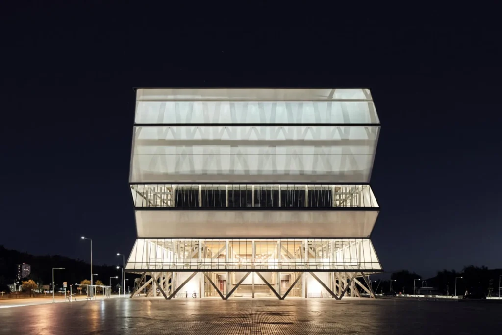 Smiljan Radić Clarke, Teatro Regional del Biobío, Concepción, Chile – nočný exteriér divadla s priesvitnou fasádou, Pritzker Architecture Prize 2026.