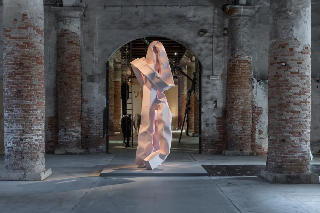 Carol Bove – sochárska inštalácia na Biennale di Venezia 2019 v Arsenale, Benátky
