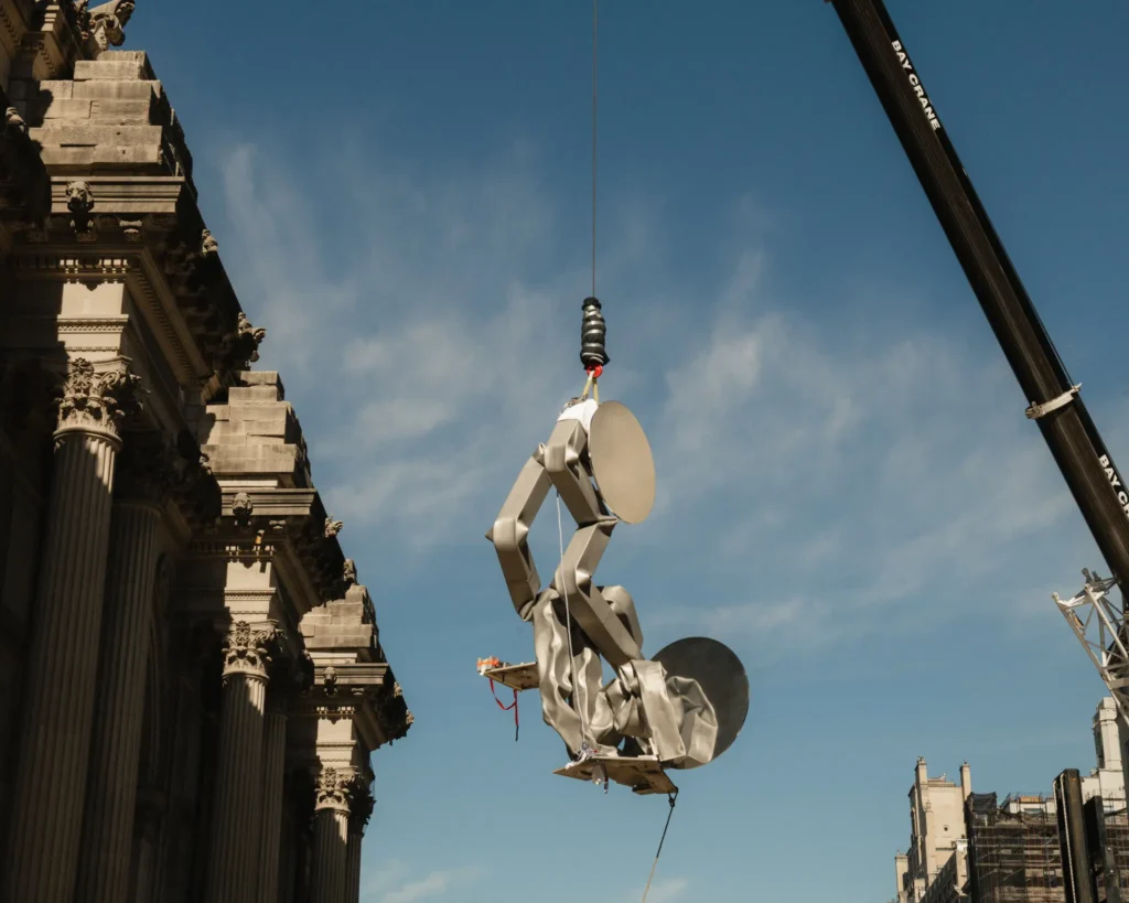 Inštalácia sochy na fasáde Metropolitan Museum of Art v New Yorku počas montáže oceľovej skulptúry