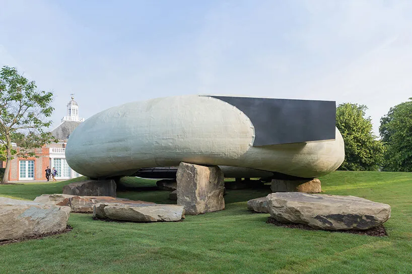 Smiljan Radić Clarke, Serpentine Gallery Pavilion 2014, Londýn – priesvitný sklolaminátový pavilón spočívajúci na kameňoch z lomu v záhrade Kensington Gardens.