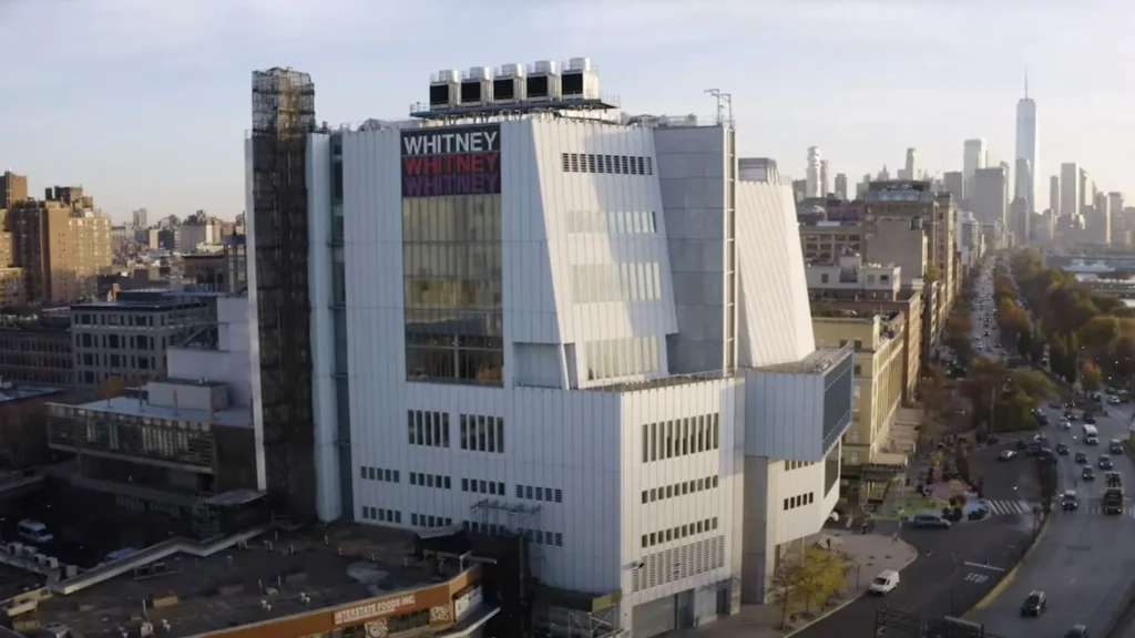 Inštalácia výstavy Whitney Biennial 2026 s rôznymi dielami súčasných umelcov v galériách Whitney Museum of American Art.