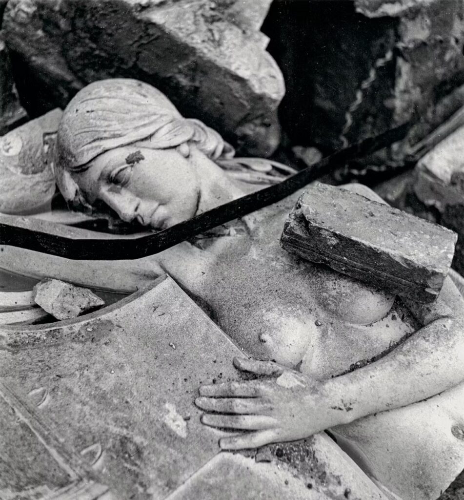 Lee Miller, Revanche sur la culture, 1940 — čiernobiela fotografia rozbitej sochy ženského torza medzi troskami, Londýn.