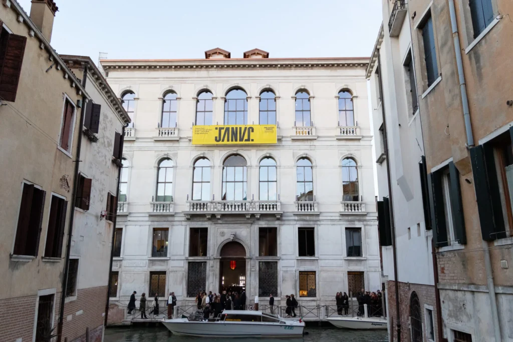 Fasáda Palazzo Diedo v Benátkach s žltým bannerom výstavy Janus, Cannaregio, 2024. Foto Massimo Pistore.