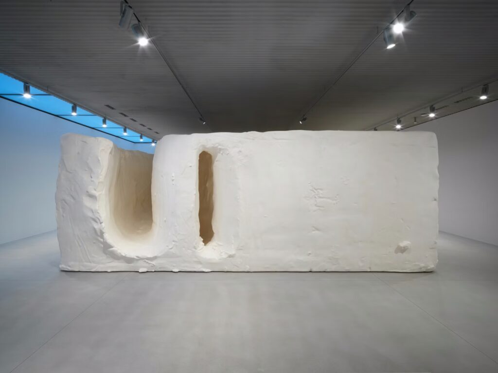 Veľká biela sochárska inštalácia s dvoma otvormi v tvare ulity, Thomas Houseago, Cosmic Snail (Shell Temple), 2025–2026, galéria Xavier Hufkens Brusel